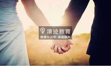 【和女生约会牵手技巧？】图2