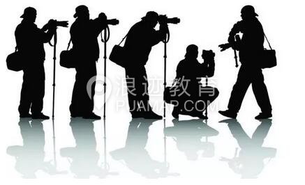 【男生自拍照姿势的摆法 男生拍照摆pose大全】图1