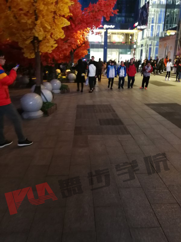 【15分钟学会和女生怎么找话题】图2