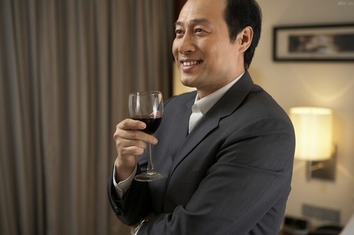 有钱的女人喜欢什么样的男人取决于自己
