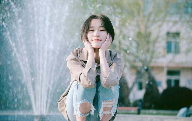 女生哭了怎么哄 看两人是什么情感关系