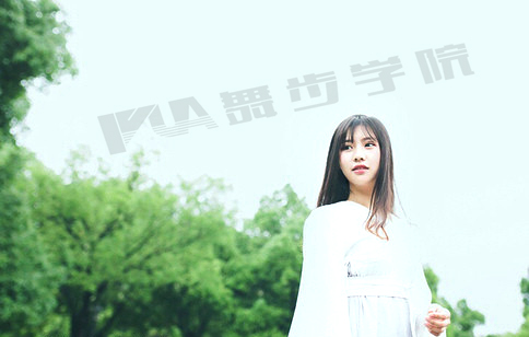 身体接触是一种与女生交流的技巧