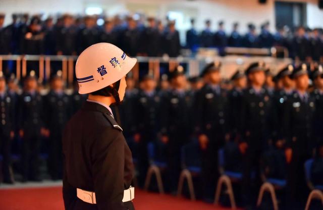 【追女生第一步约会邀约，女人不出来约会还要继续追吗】图2