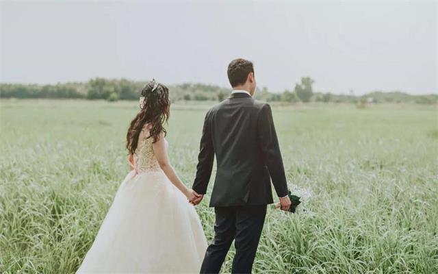 【追女生第一步约会邀约，女人不出来约会还要继续追吗】图1