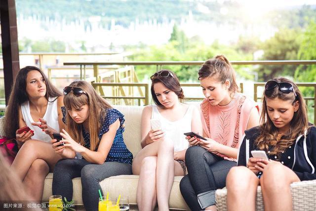【追女生第一次约会去哪，追自己的女人和他人约会】图2