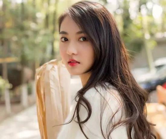 刚认识女孩发淘气表情意味着什么？让我来告诉你